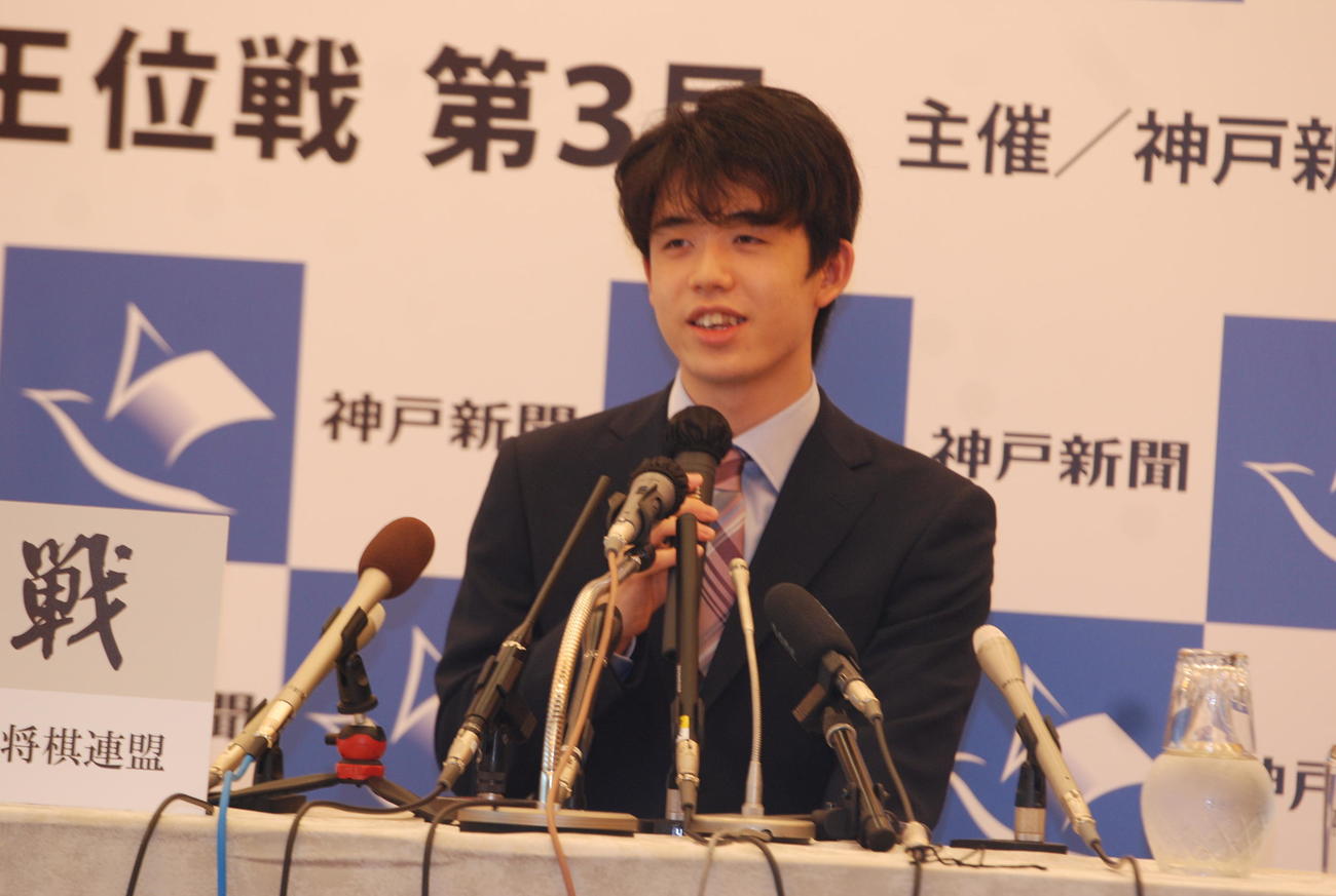 前日会見に臨んだ藤井聡太棋聖（撮影・松浦隆司）