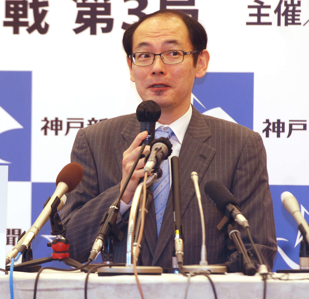 前日会見に臨んだ木村一基王位（撮影・松浦隆司）
