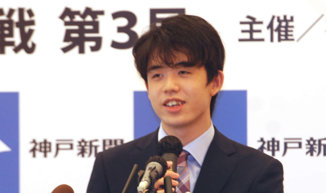 前日会見に臨んだ藤井聡太棋聖（撮影・松浦隆司）