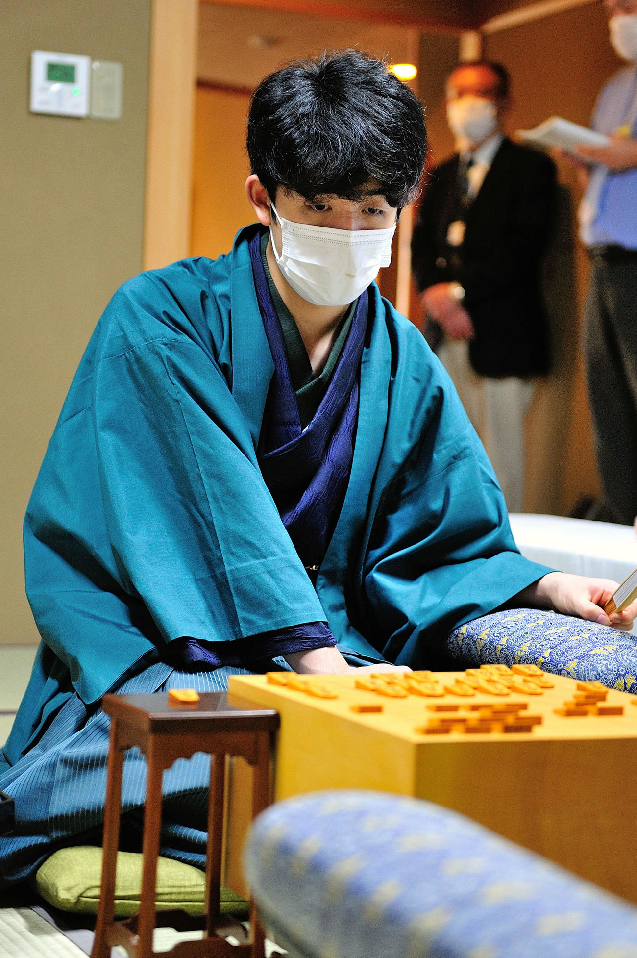 第61期王位戦7番勝負第3局で木村一基王位の封じ手を待つ藤井聡太棋聖（日本将棋連盟提供）