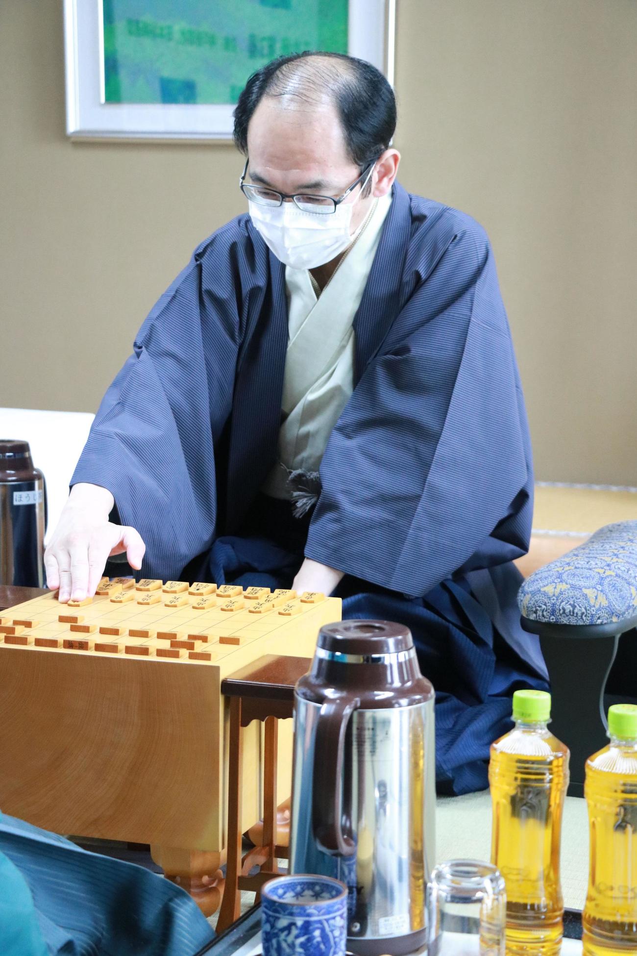 第61期王位戦7番勝負の第3局に臨んだ木村一基王位（日本将棋連盟提供）