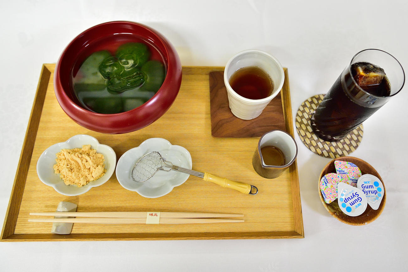 藤井聡太棋聖が午前のおやつに注文した「本生わらび餅（抹茶）」とアイスコーヒー（日本将棋連盟提供）