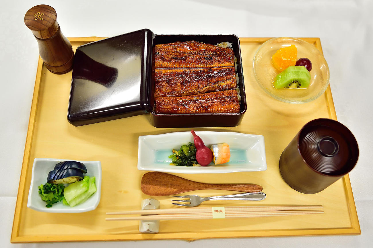 木村一基王位が勝負メシに注文した「うな重膳（ご飯少なめ）」（日本将棋連盟提供）