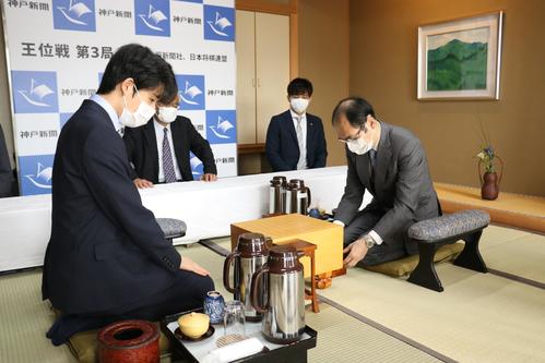 前日検分に臨んだ藤井聡太棋聖（左）と木村一基王位（日本将棋連盟提供）