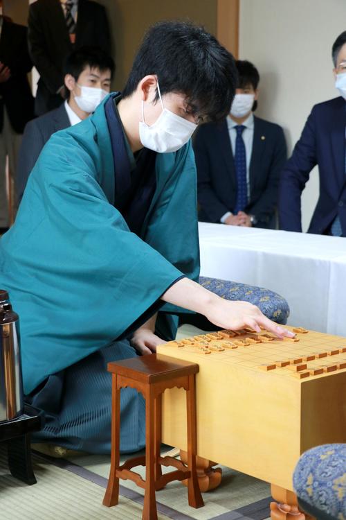 第61期王位戦7番勝負の第3局で初手を指す藤井聡太棋聖（日本将棋連盟提供）