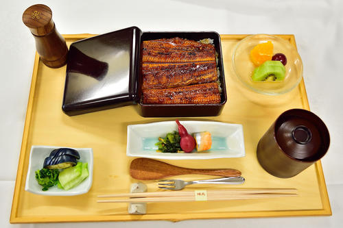 木村一基王位が勝負メシに注文した「うな重膳（ご飯少なめ）」（日本将棋連盟提供）