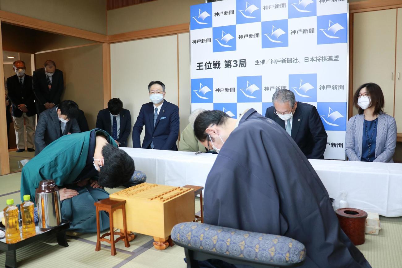 第61期王位戦7番勝負の第3局に臨んだ藤井聡太棋聖（左）、木村一基王位（日本将棋連盟提供）