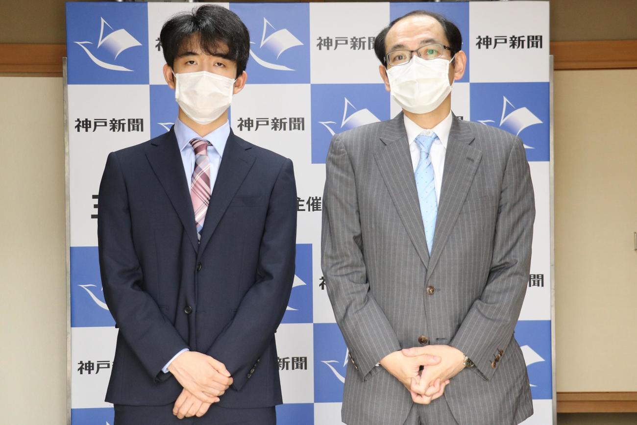前日検分に臨んだ藤井聡太棋聖（左）と木村一基王位（日本将棋連盟提供）