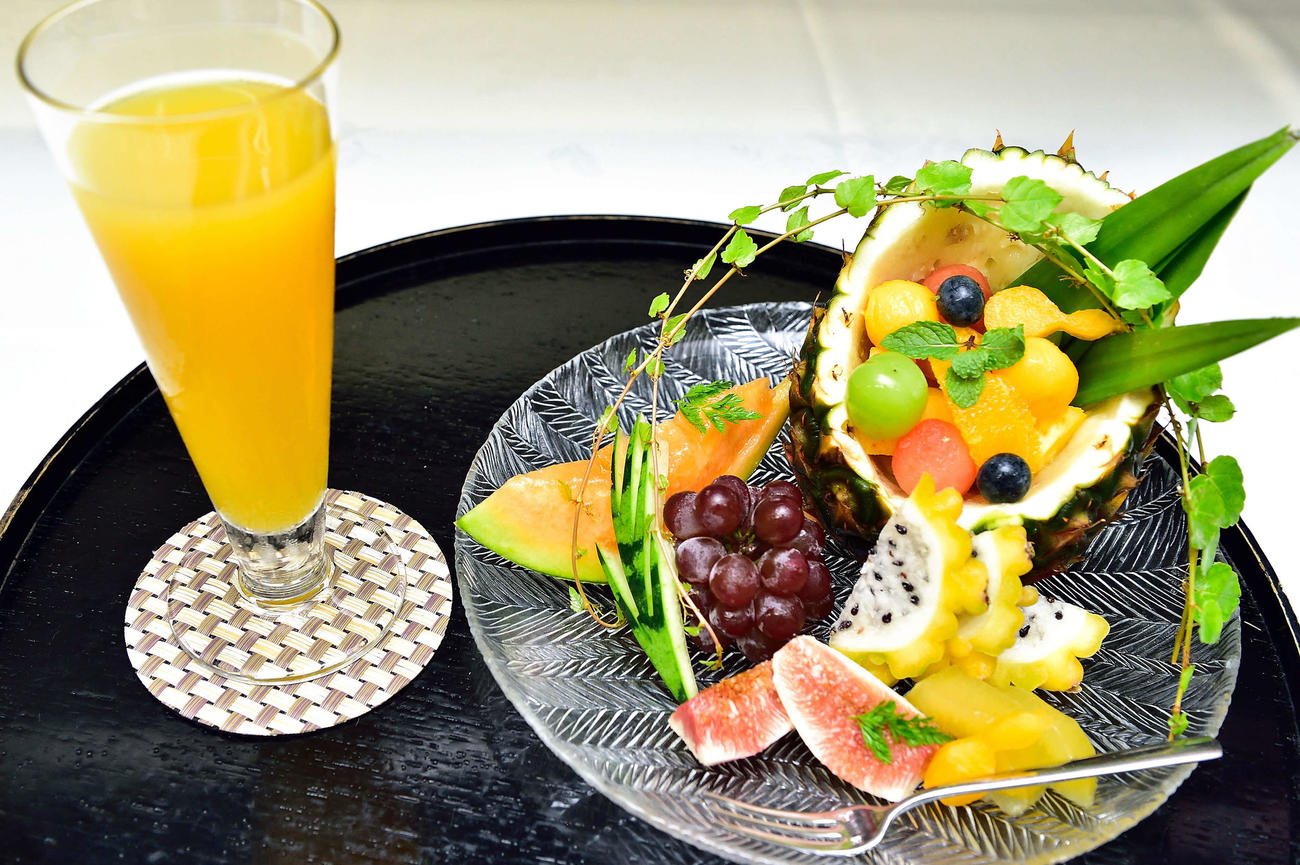 木村一基王位が午後のおやつタイムに注文した「フルーツ盛り合わせ」とオレンジジュース（日本将棋連盟提供）