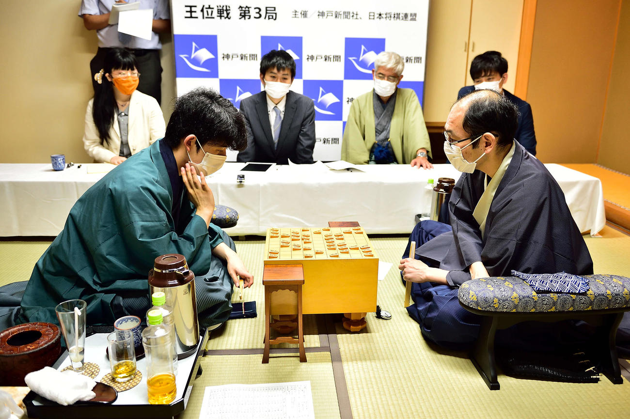 第3局を終えて感想戦を行う藤井聡太棋聖（左）と木村一基王位（日本将棋連盟提供）