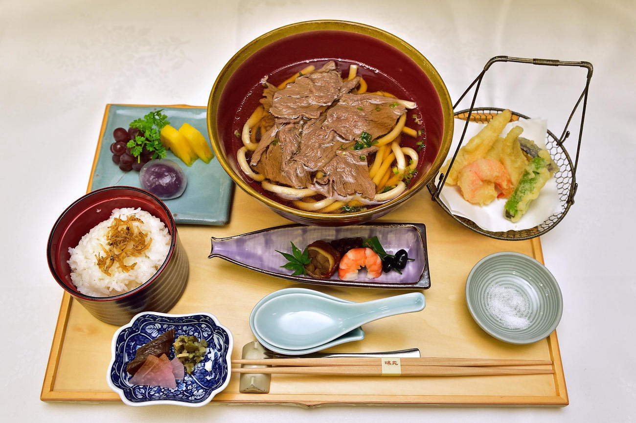 藤井聡太棋聖が昼食の注文した「肉うどん膳」（日本将棋連盟）