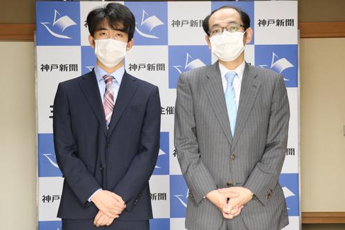 前日検分に臨んだ藤井聡太棋聖(左)と木村一基王位(日本将棋連盟提供)