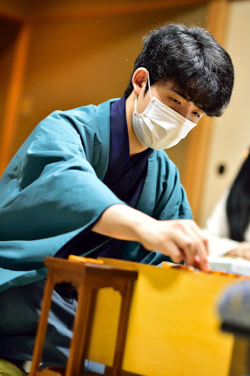 第61期王位戦7番勝負第3局を制し、タイトル獲得まであと1勝とした藤井聡太棋聖(日本将棋連盟提供)