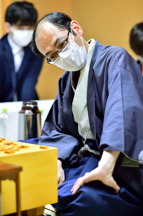 第61期王位戦7番勝負第3局で3連敗を喫し、かど番に追い込まれた木村一基王位(日本将棋連盟提供)