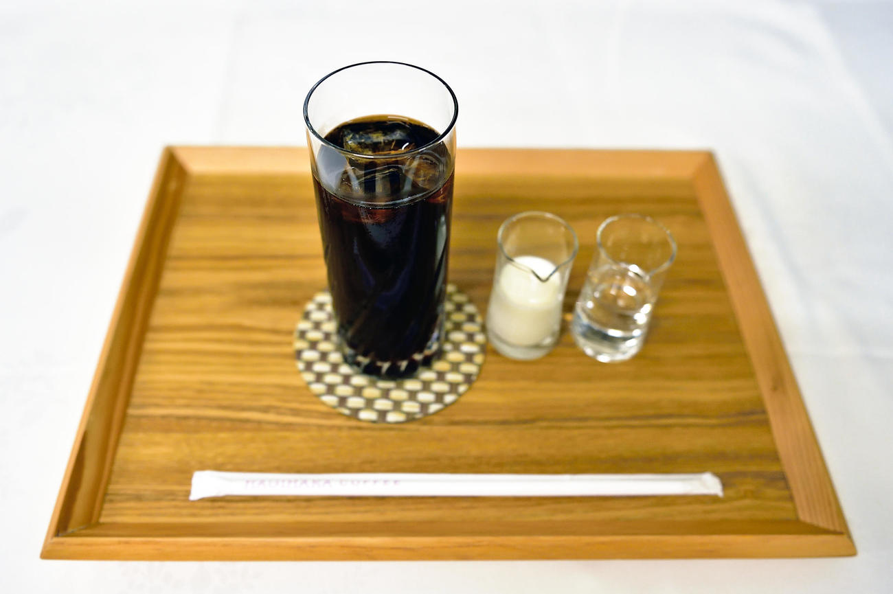 藤井聡太棋聖が午前のおやつタイムに注文したガムシロップ、ミルク付きの「アイスコーヒー」（日本将棋連盟）