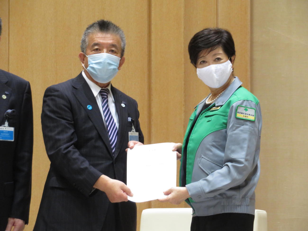 全国旅行業協会東京都支部関係者と面会した東京都の小池百合子知事（左）。右は村山吉三郎支部長（撮影・近藤由美子）