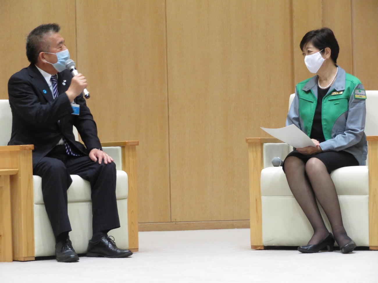 全国旅行業協会東京都支部関係者と面会した東京都の小池百合子知事（左）。右は村山吉三郎支部長（撮影・近藤由美子）