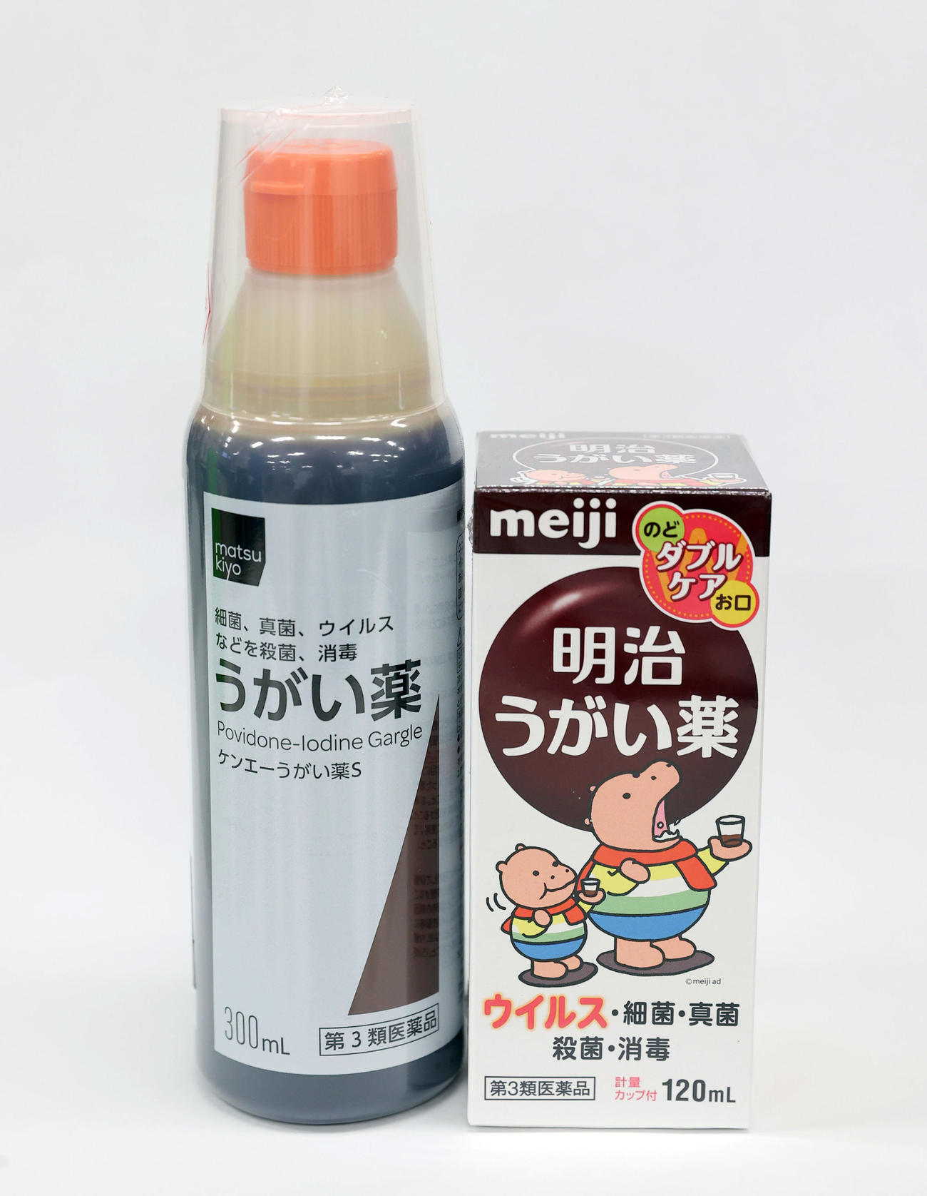 明治うがい薬（右）とマツモトキヨシホールディングスのうがい薬