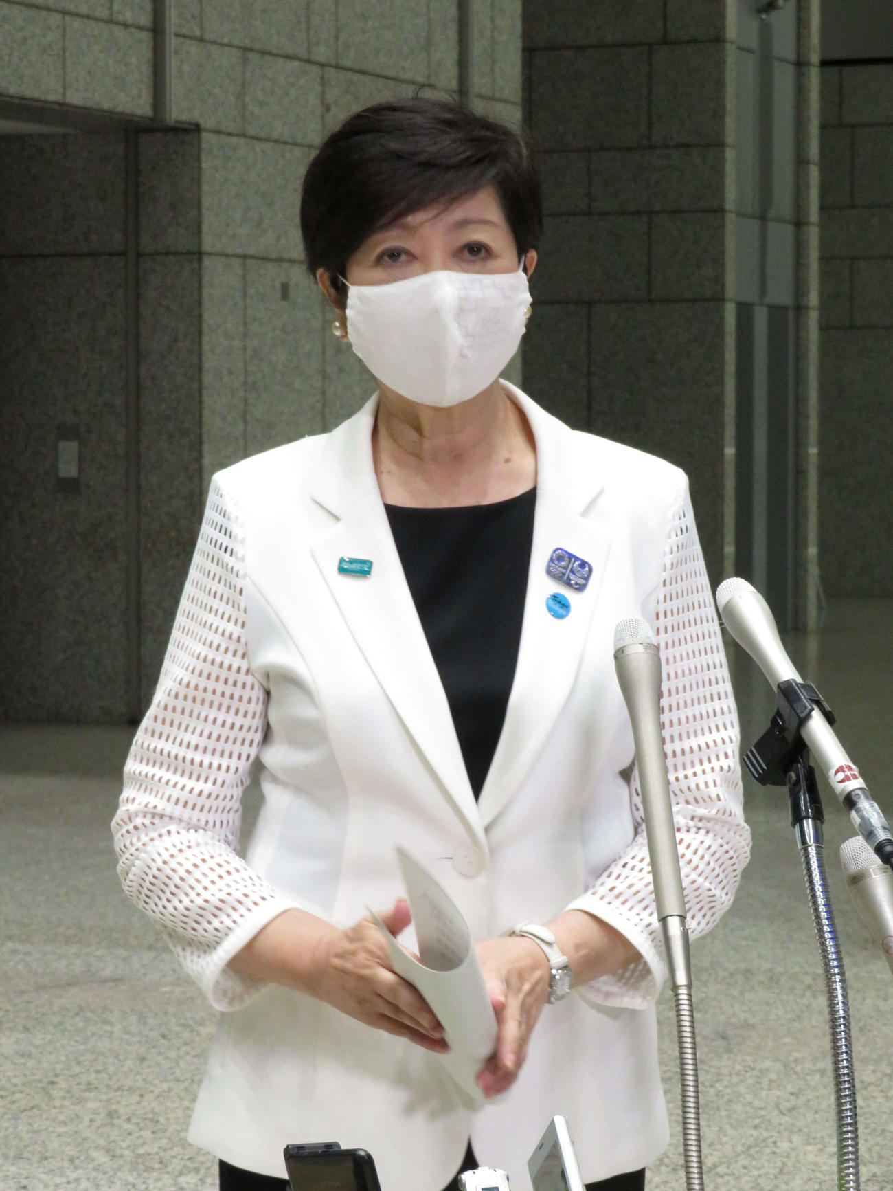 退庁時に報道陣の取材に応じる東京都の小池百合子知事（撮影・近藤由美子）