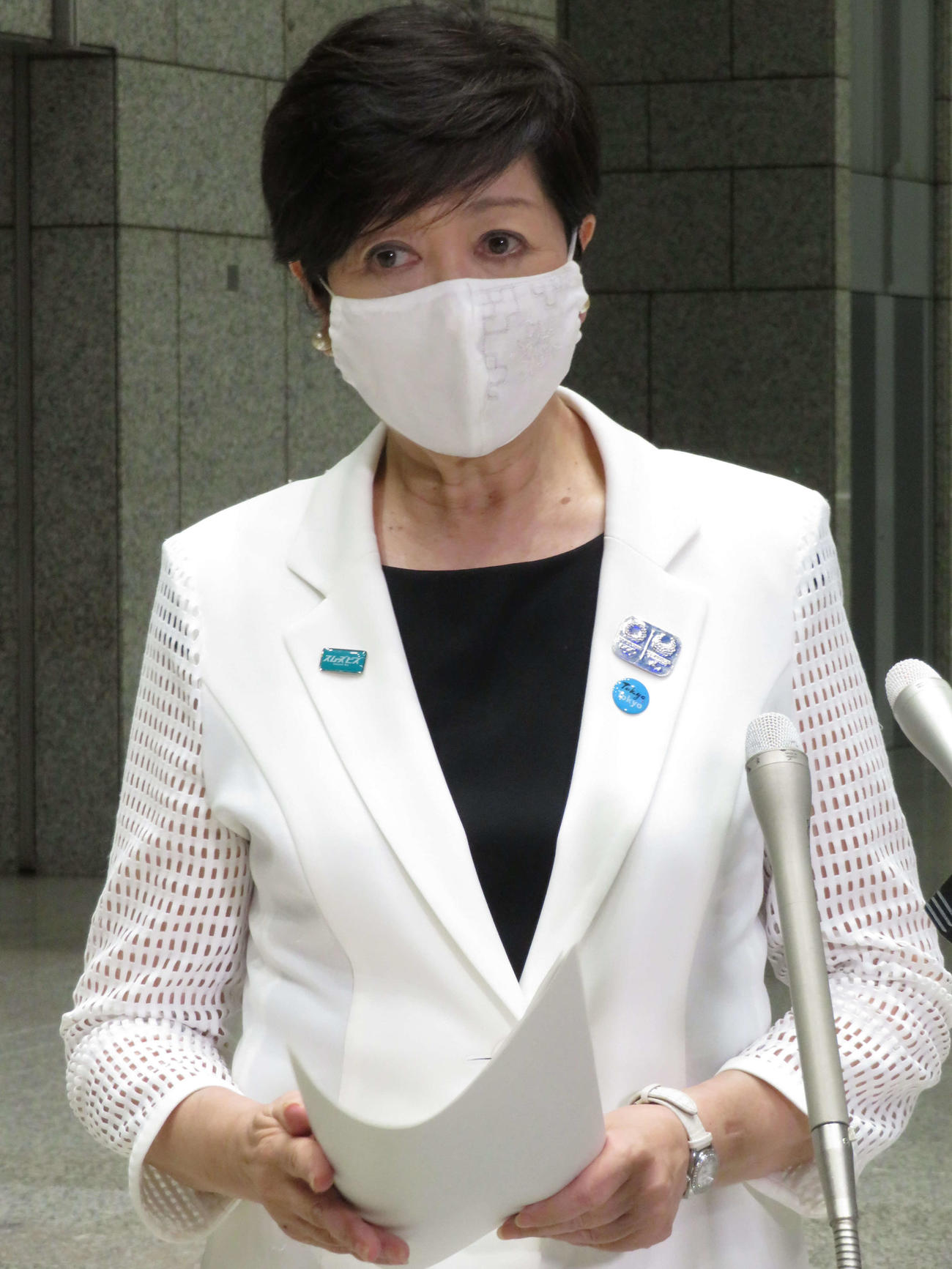 退庁時に報道陣の取材に応じる東京都の小池百合子知事（撮影・近藤由美子）