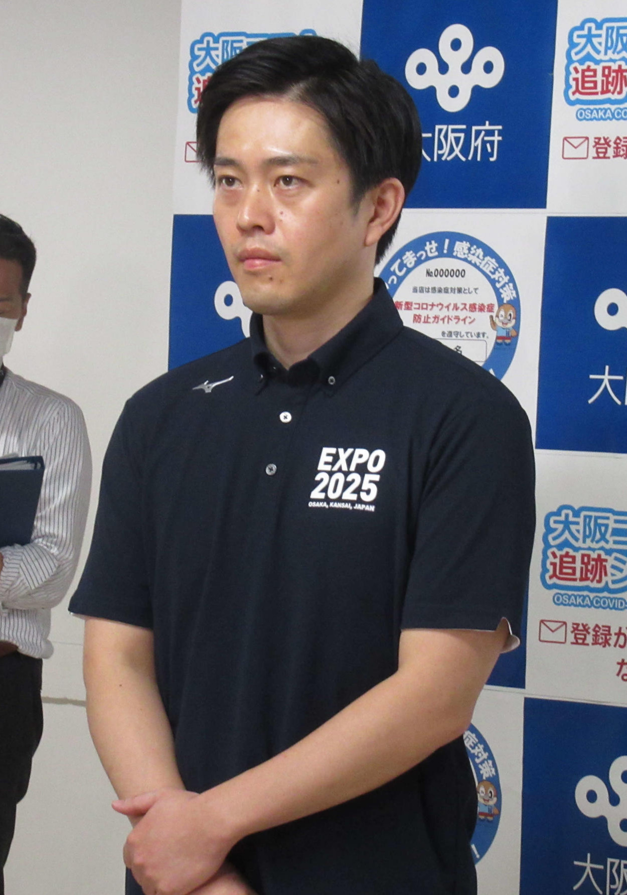 大阪府庁で取材に応じる吉村洋文知事（撮影・星名希実）