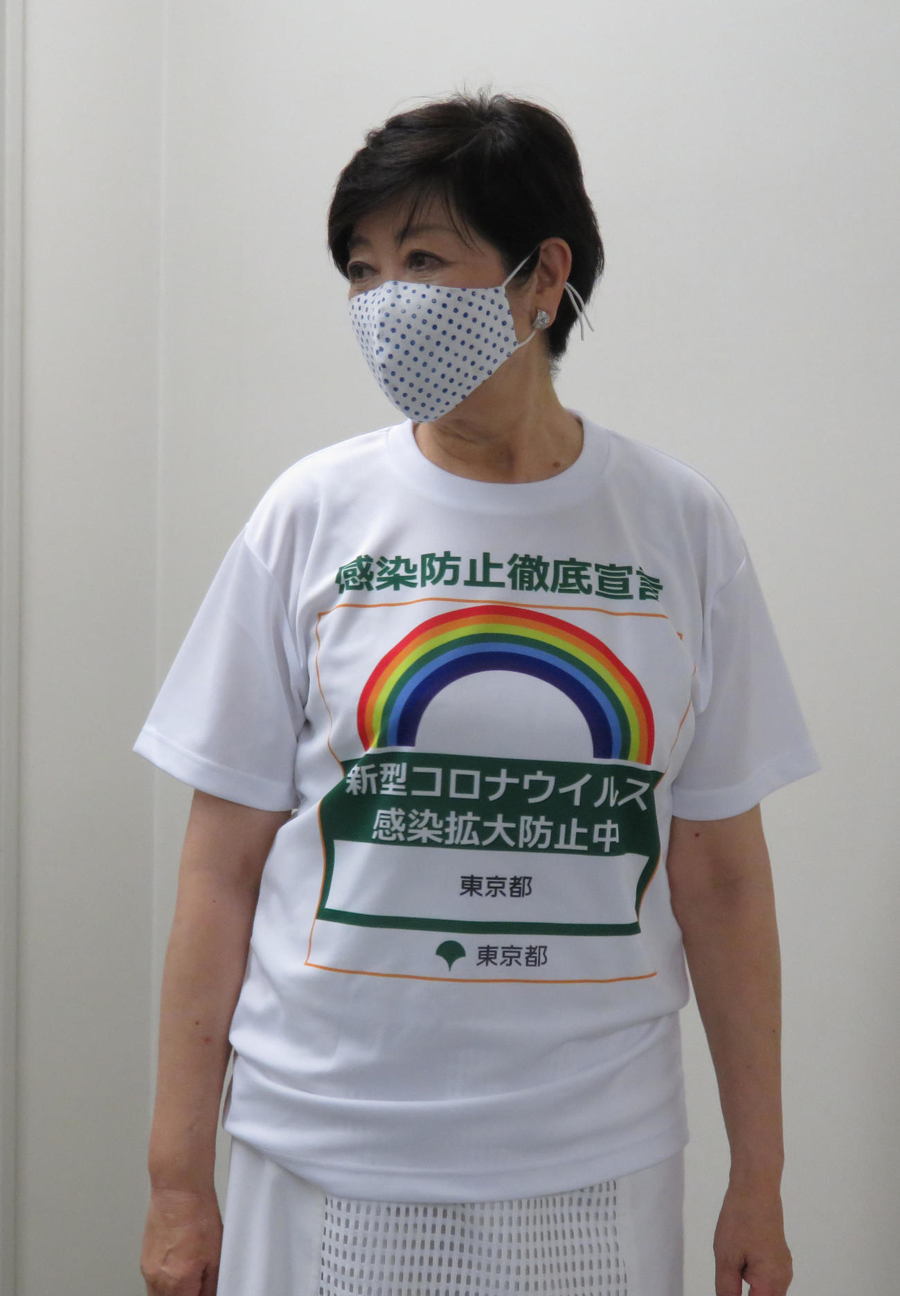 感染防止徹底宣言ステッカーがプリントされたTシャツを着用し、会見終了後、写真撮影に応じた東京都の小池百合子知事（撮影・佐藤勝亮）