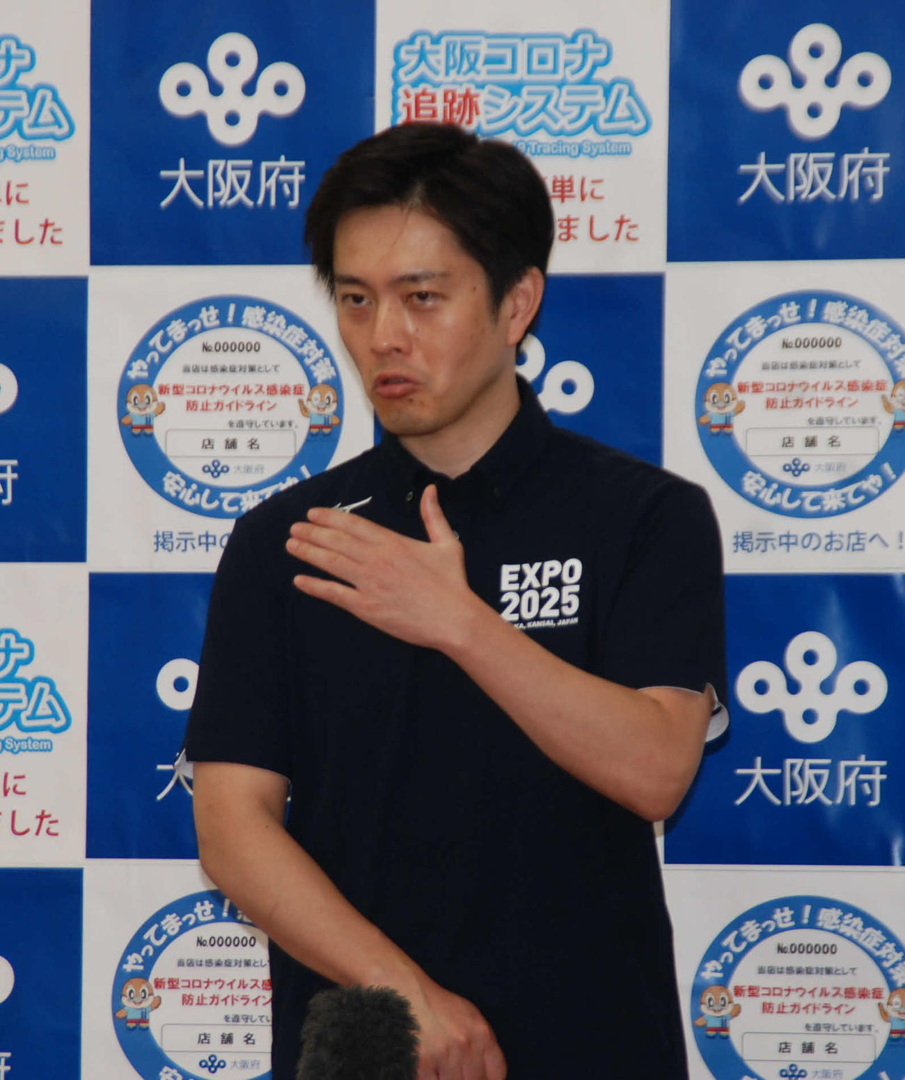 府庁で取材に応じる吉村洋文知事（撮影・松浦隆司）