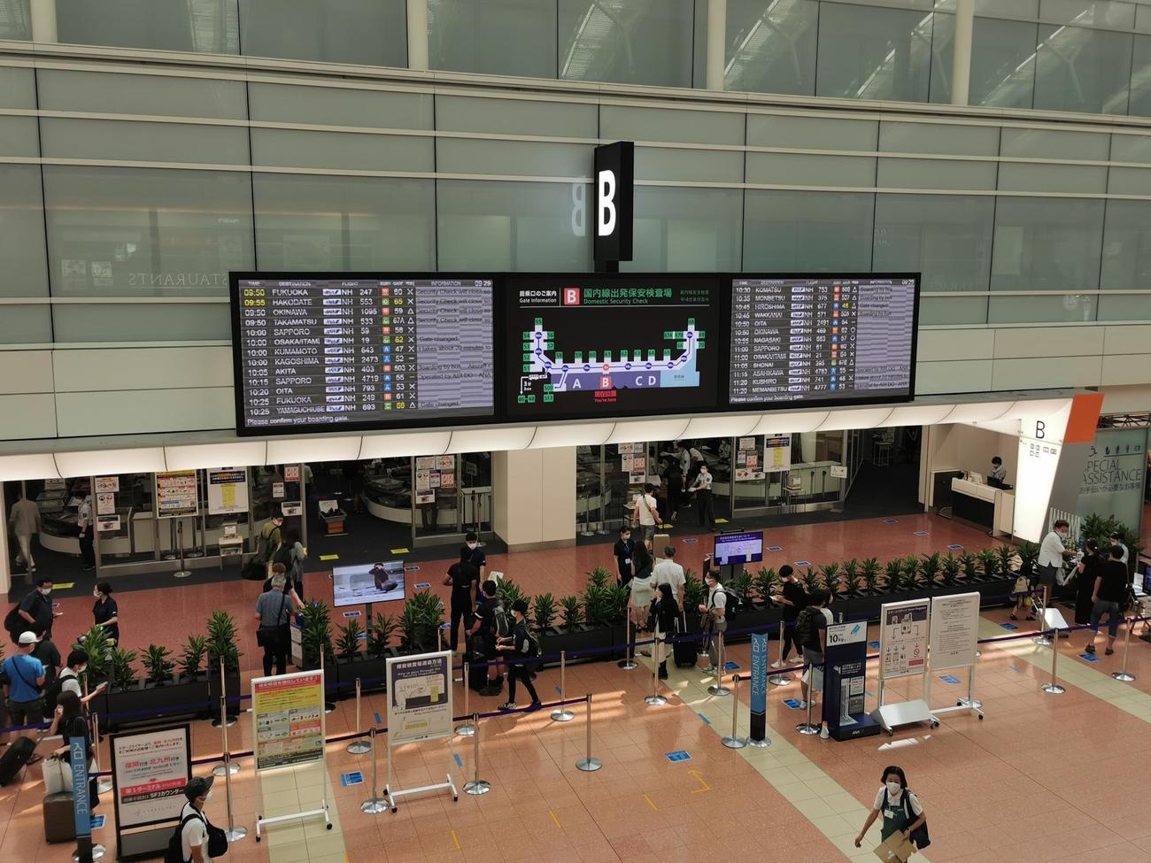 本格的なお盆休み初日となった8日午前中の羽田空港（鳥海高太朗氏提供）