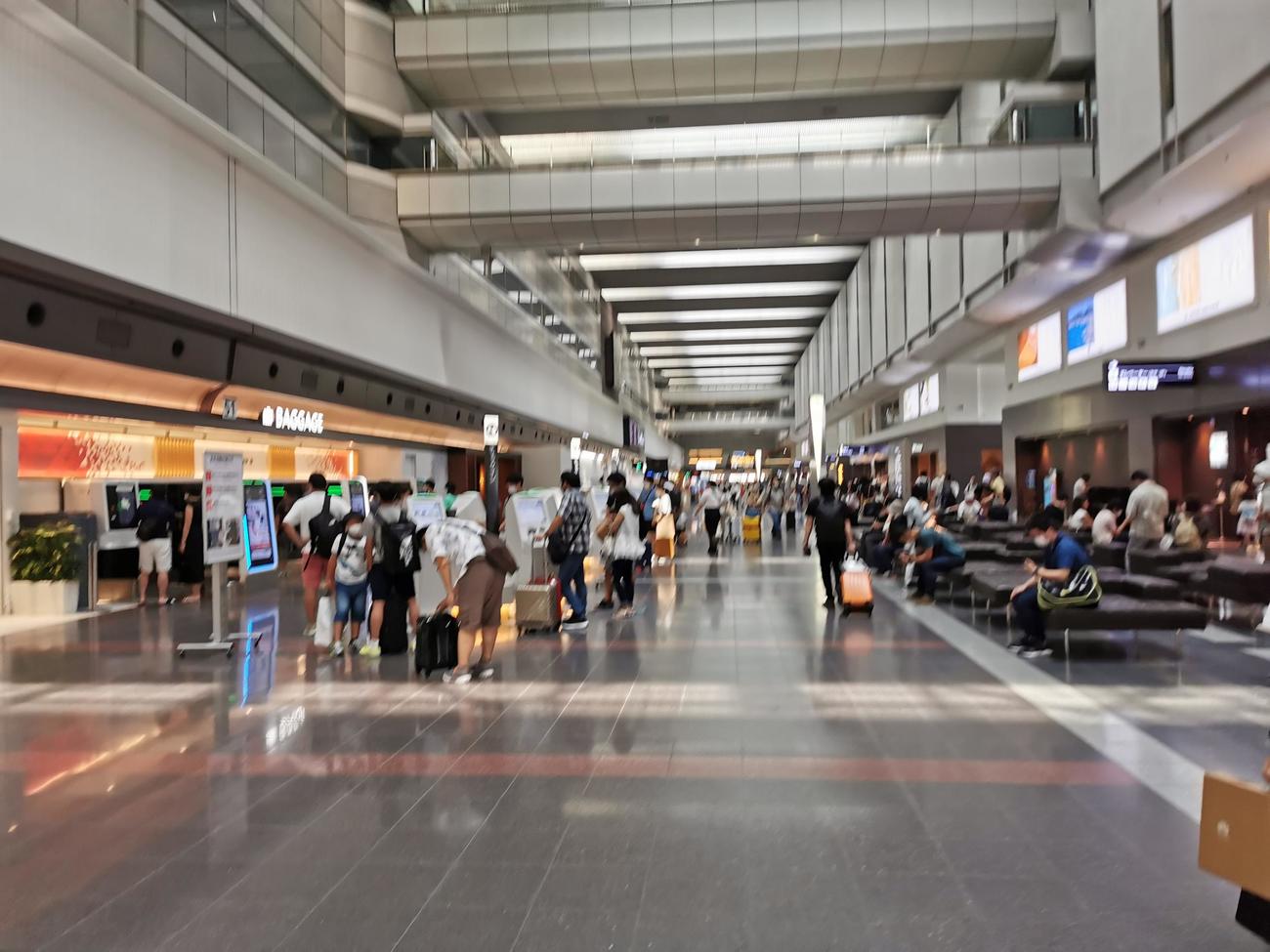 本格的なお盆休み初日となった8日午前中の羽田空港（鳥海高太朗氏提供）