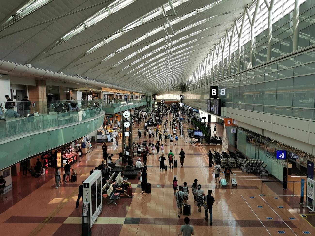本格的なお盆休み初日となった8日午前中の羽田空港（鳥海高太朗氏提供）