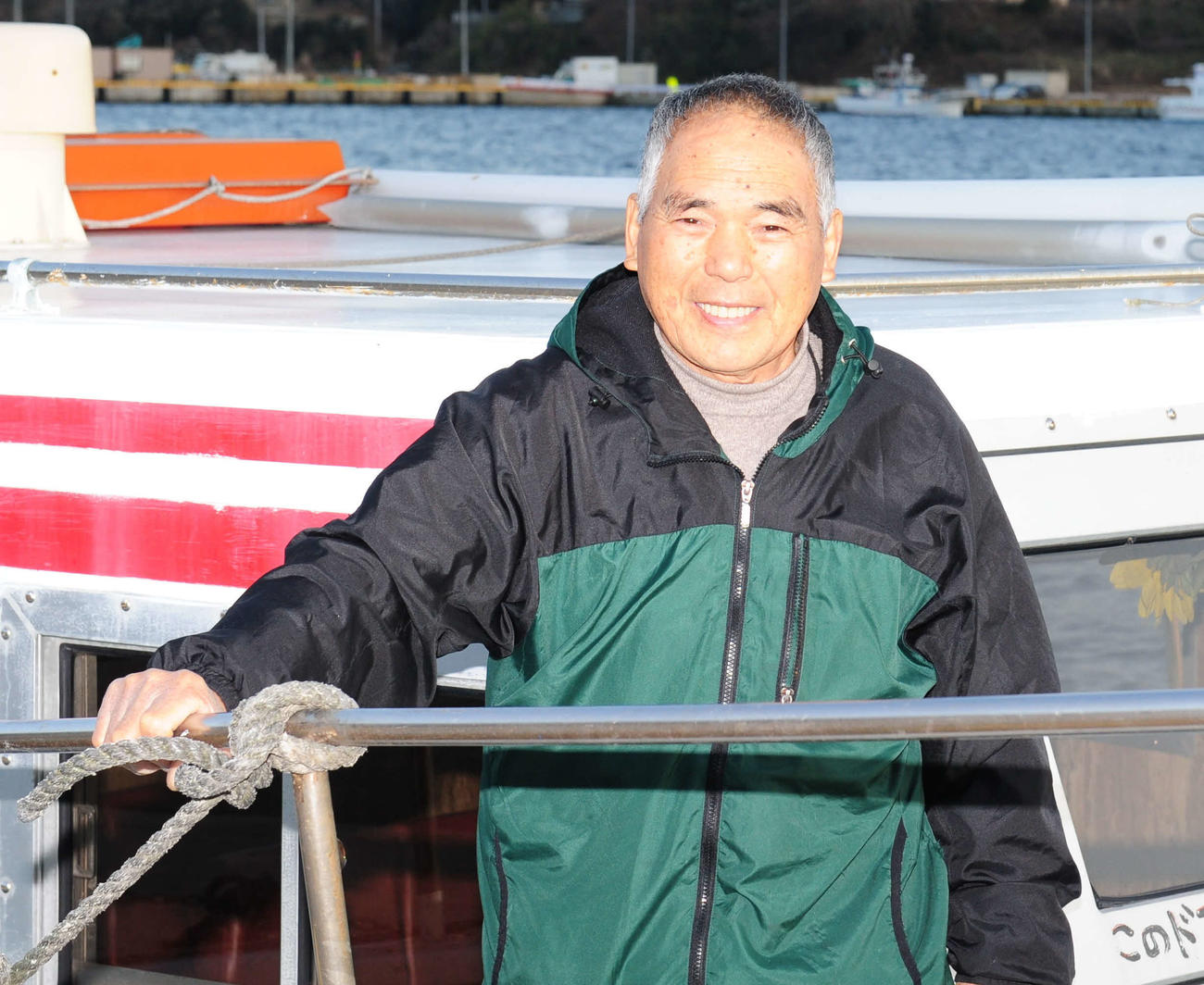 小型連絡船「ひまわり」の菅原進船長（19年2月撮影）