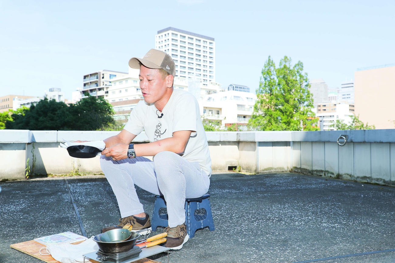 大事に使い込まれたスキレットを手にインタビューに答えるじゅんいちダビッドソン（撮影・河田真司）
