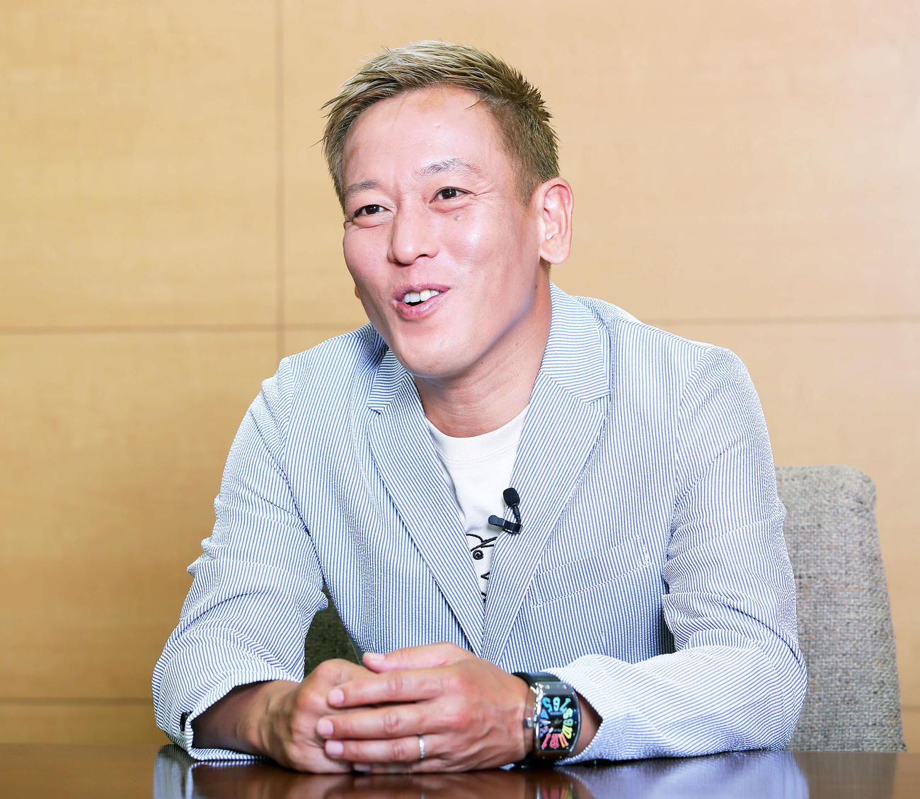 インタビューに答えるじゅんいちダビッドソン（撮影・河田真司）
