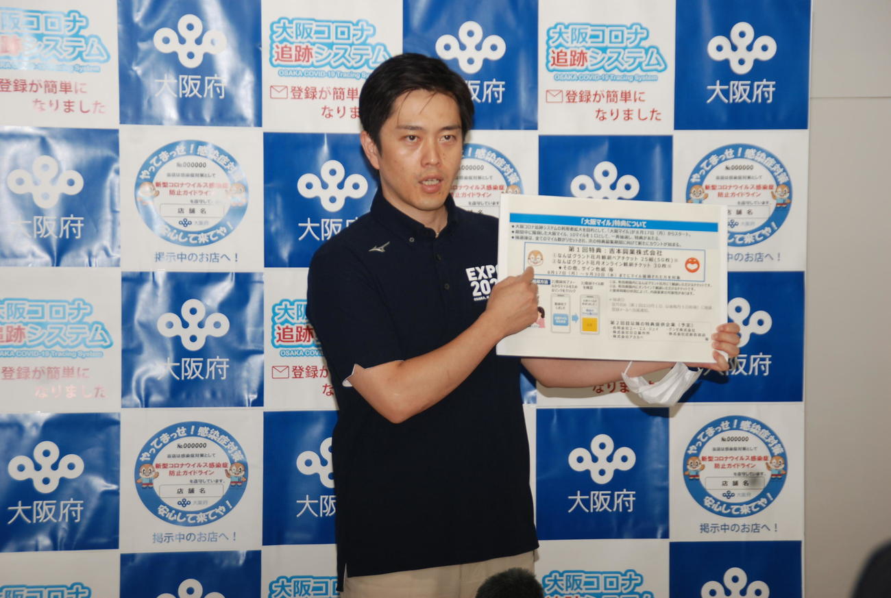 府庁で取材に応じる吉村洋文知事（撮影・松浦隆司）