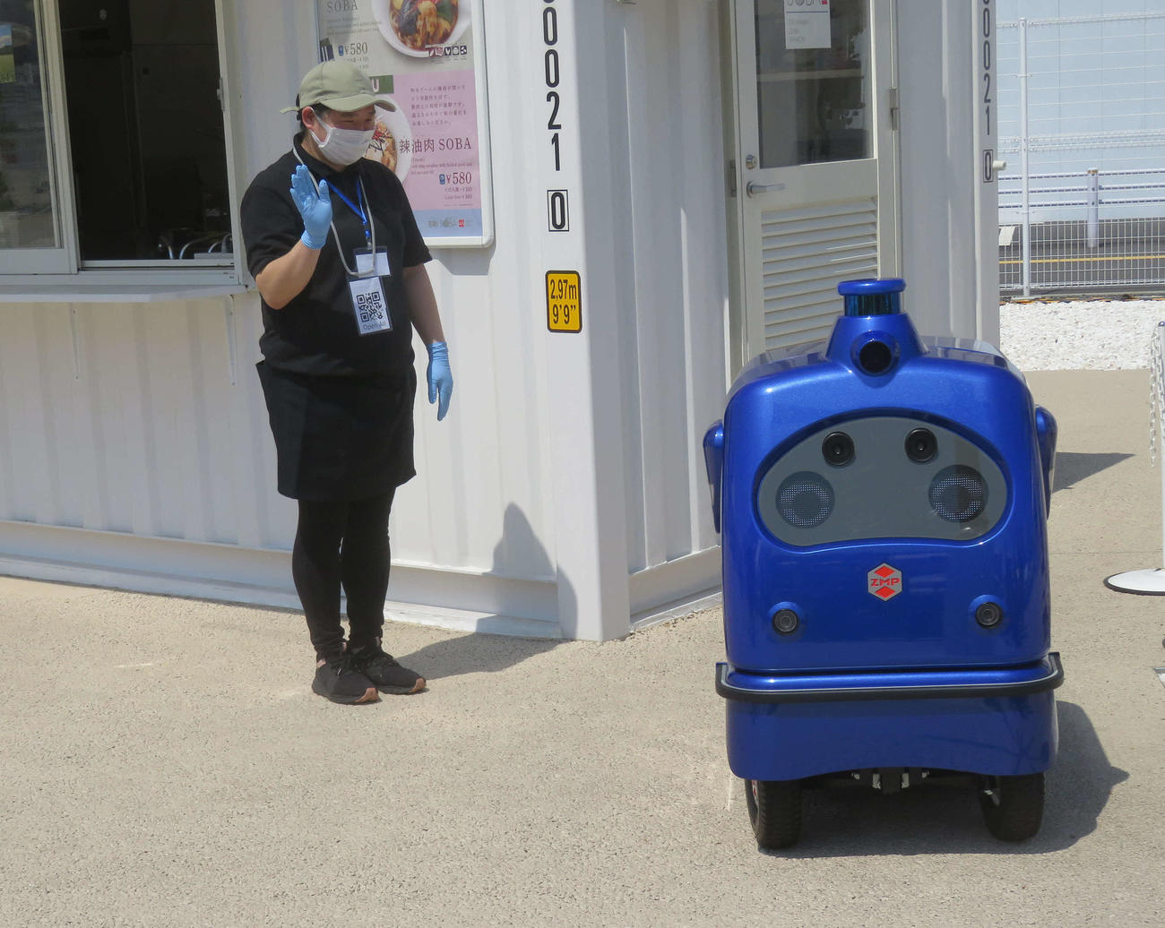 JR高輪ゲートウエイ駅前の特設会場で自動運転ロボット「デリロ」がそば屋から出前に出発した（撮影・大上悟）