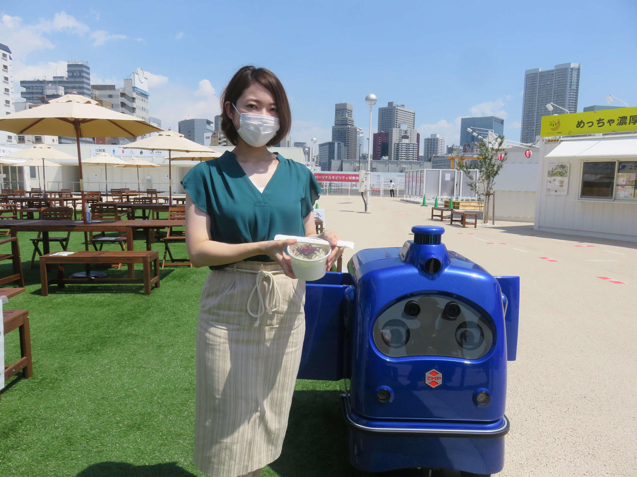 JR高輪ゲートウェイ駅前の特設会場で自動運転ロボット「デリロ」が出前の実証実験を行った（撮影・大上悟）