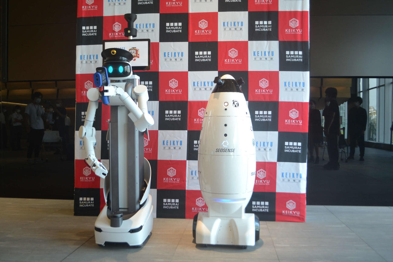 京急のロボットによる実証実験を行った「ugo」（左）と「SQ－2」