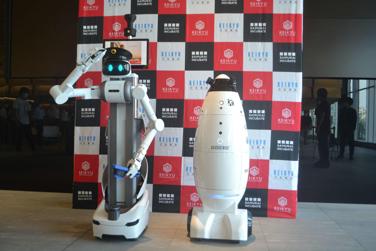 京急のロボットによる実証実験を行った「ugo」（左）と「SQ－2」