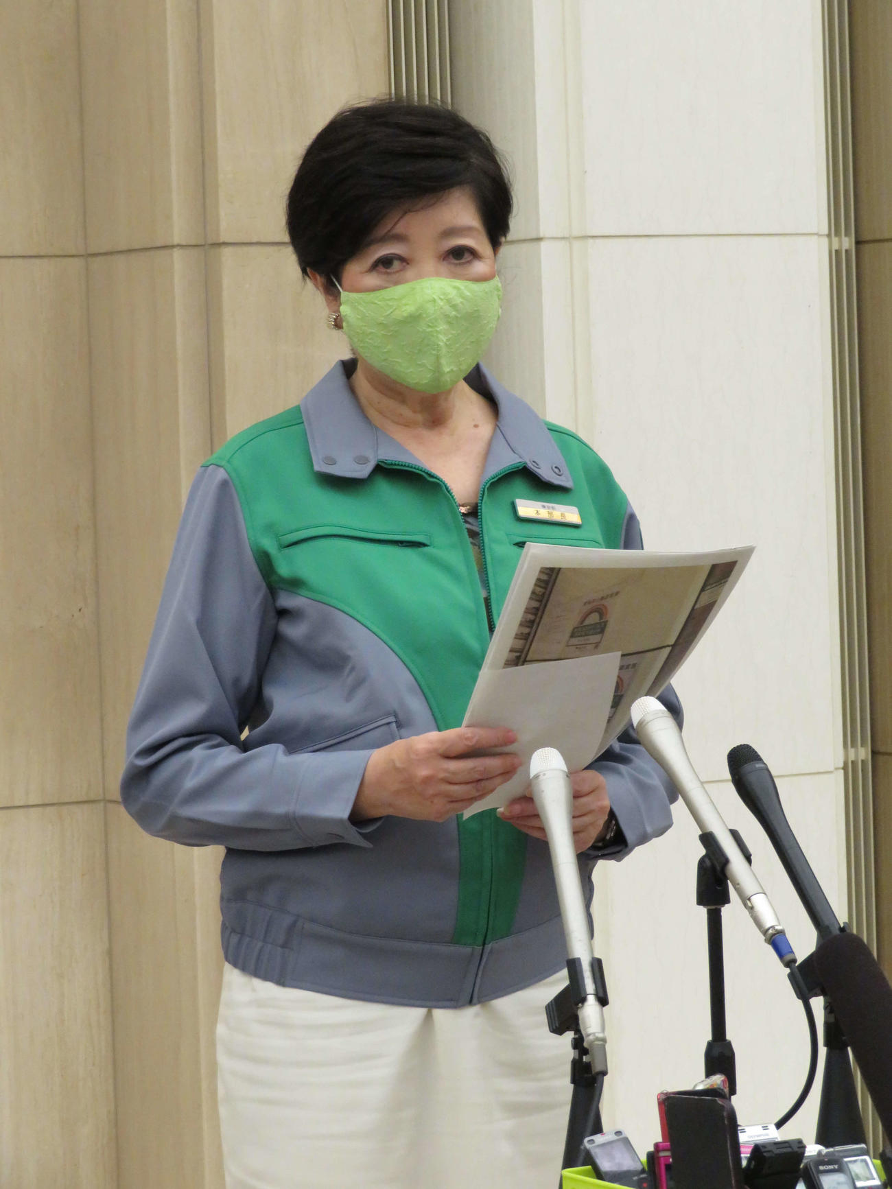 東京都の新型コロナウイルス感染症モニタリング会議に出席後、取材に応じる小池百合子知事（撮影・近藤由美子）
