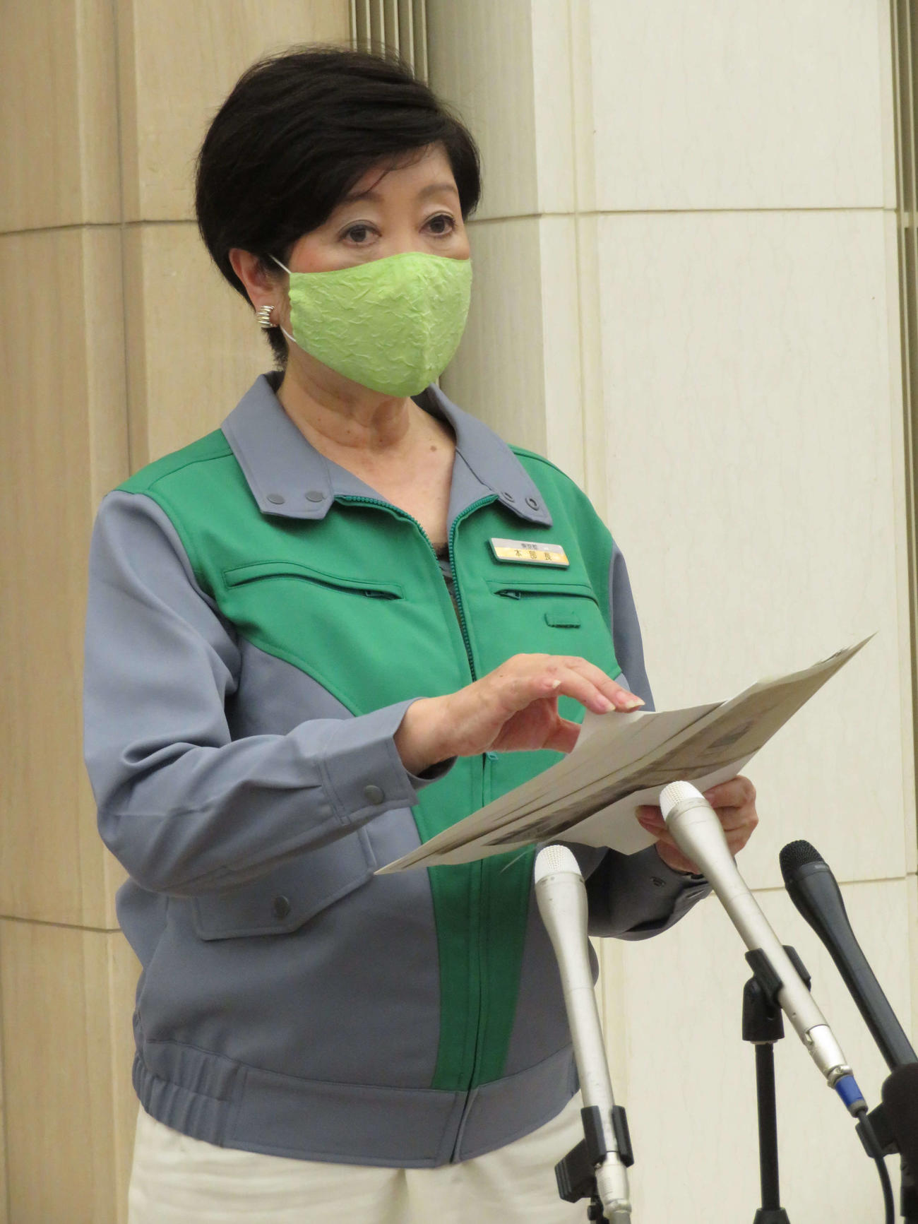 東京都の新型コロナウイルス感染症モニタリング会議に出席後、取材に応じる小池百合子知事（撮影・近藤由美子）