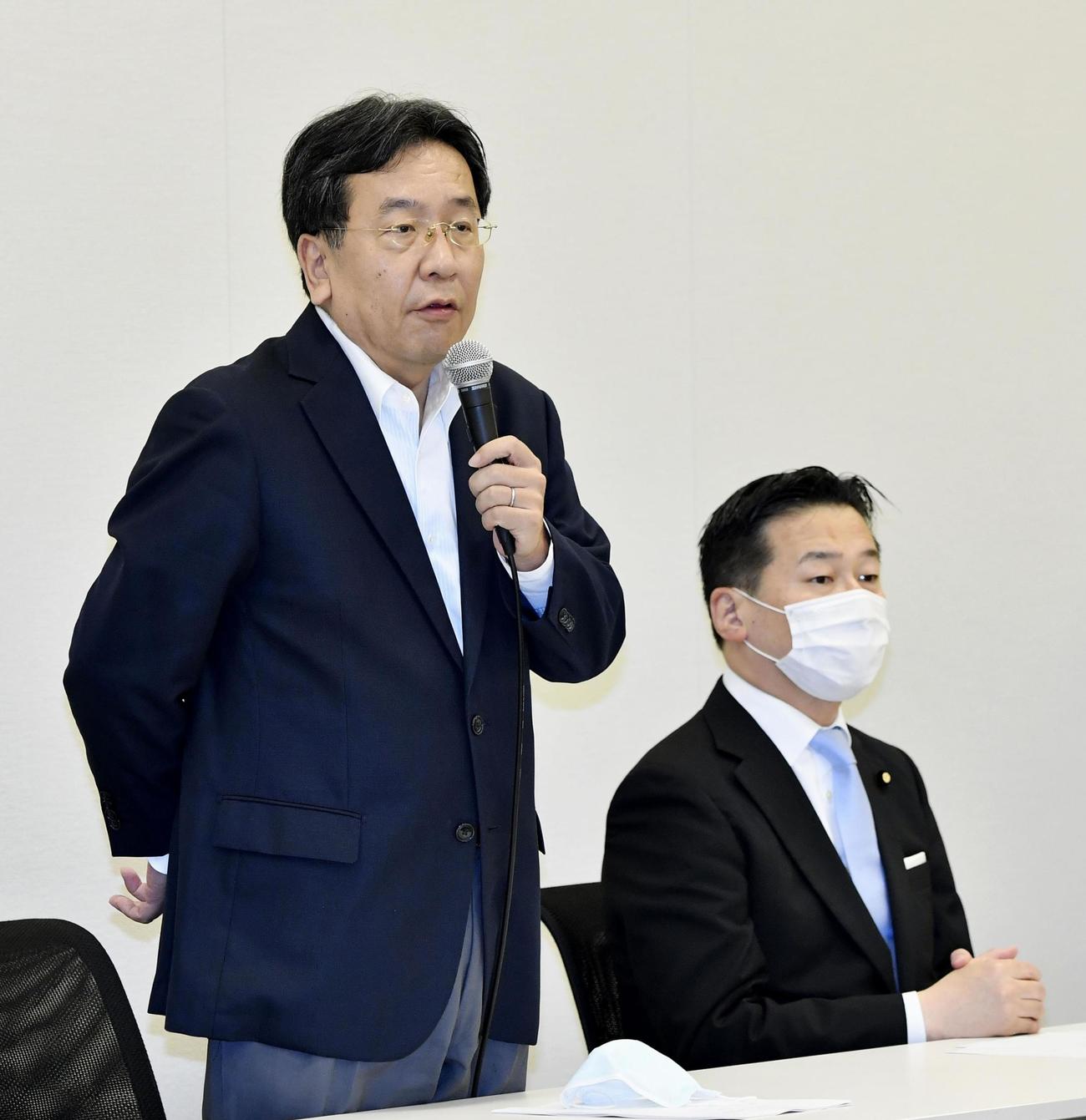 両院議員懇談会であいさつする立憲民主党の枝野代表。右は福山幹事長（共同）