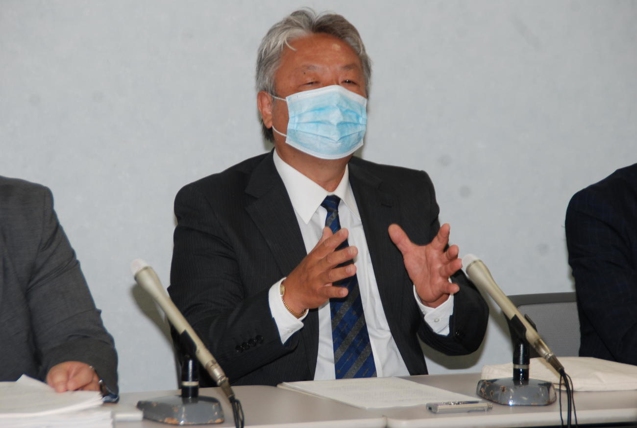 大阪市内で会見するセブン－イレブン東大阪南上小阪店の元オーナー松本実敏さん（右）（撮影・松浦隆司）