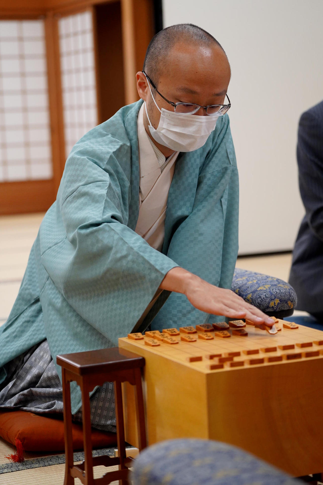 第78期将棋名人戦7番勝負の第6局の1日目に臨んだ渡辺明2冠（日本将棋連盟提供）