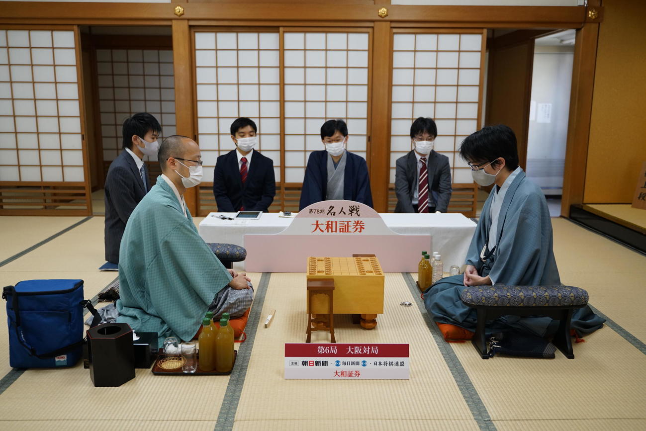 第78期将棋名人戦7番勝負の第6局の1日目に臨んだ渡辺明2冠（左）、豊島将之名人（日本将棋連盟提供）