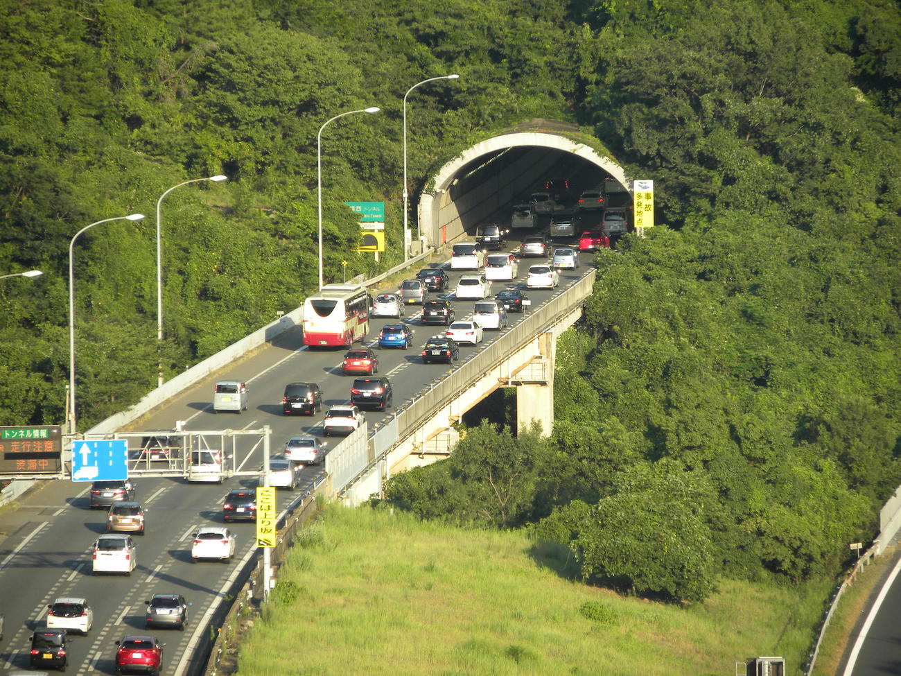 16日午後5時半の中国道・宝塚西トンネル付近（上り）（撮影・松本航）