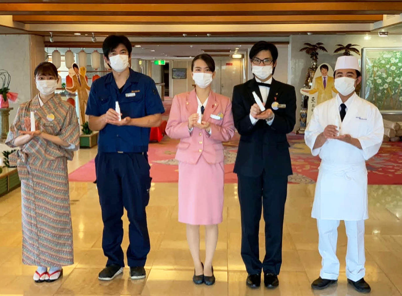 勝浦ホテル三日月では従業員が消毒液を常時携行して感染防止対策を行っている（撮影・大上悟）