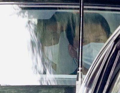 慶応大病院に入る安倍首相（左）（共同）