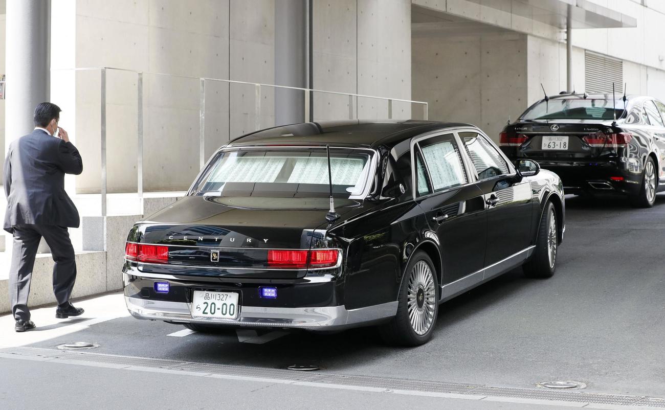 慶応大病院に入る、安倍首相の車両（共同）
