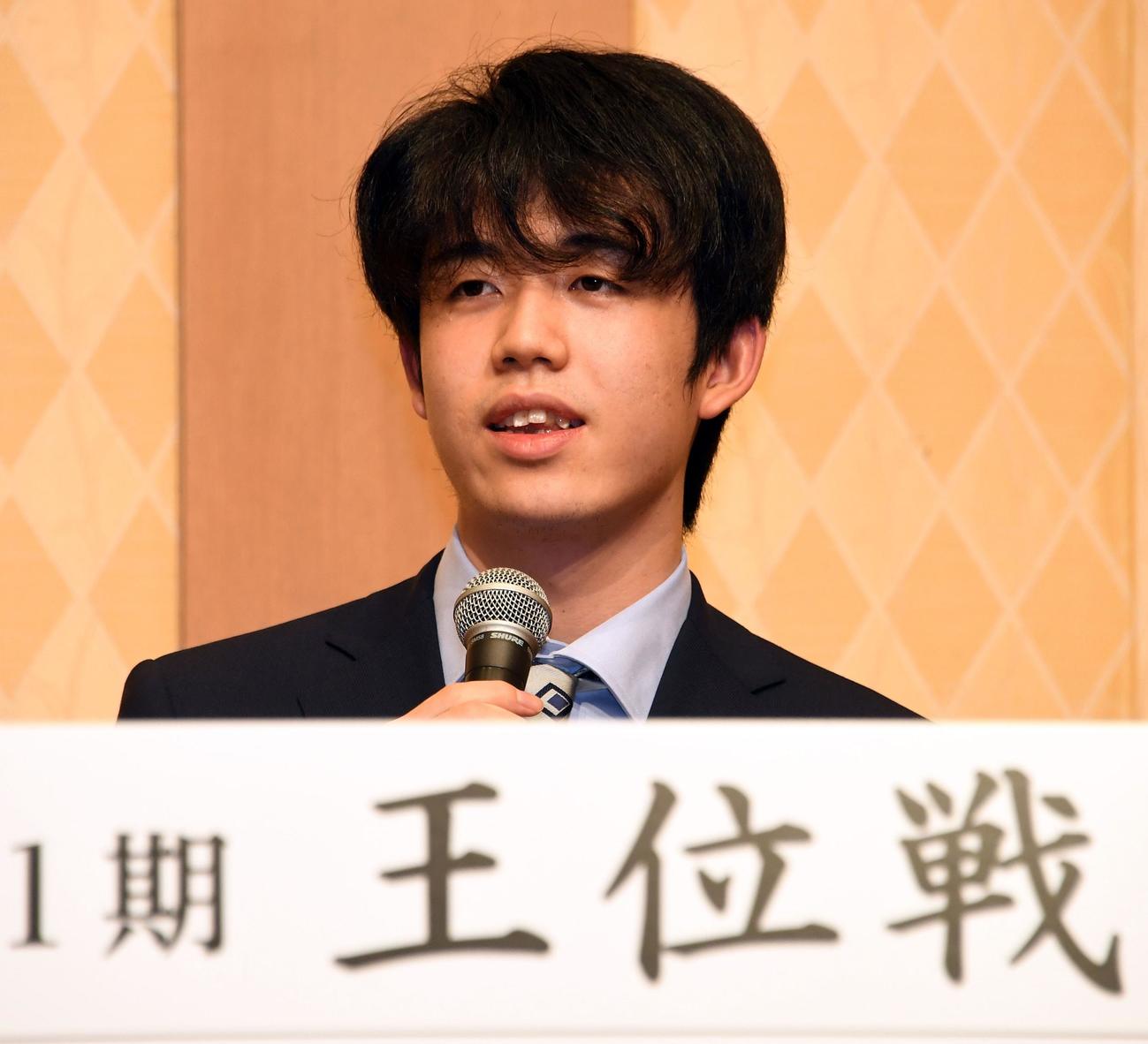 第61期王位戦7番勝負第4局　王位戦に向け会見する藤井聡太棋聖（撮影・今浪浩三）