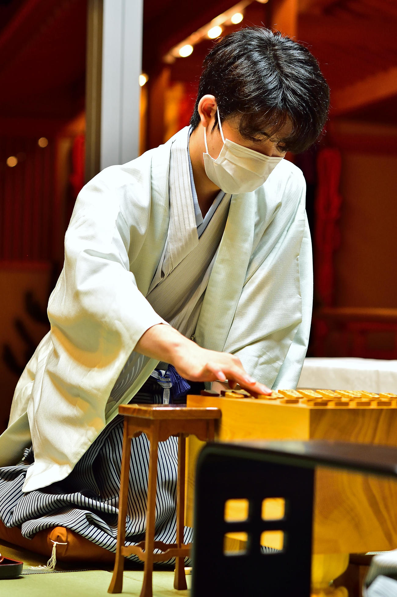 第61期王位戦7番勝負の第4局に臨んだ藤井聡太棋聖（日本将棋連盟提供）